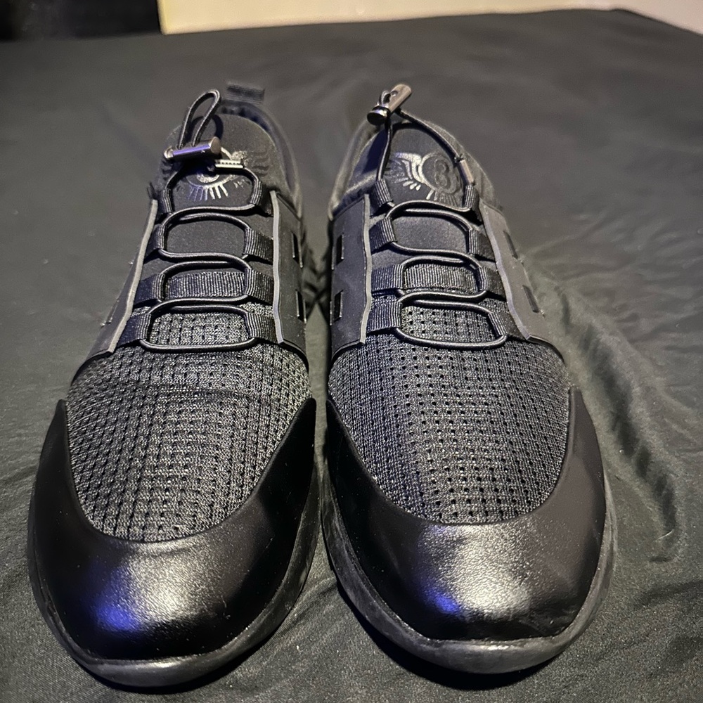 Sleek Black Athletic Shoes with Cushioned Sole